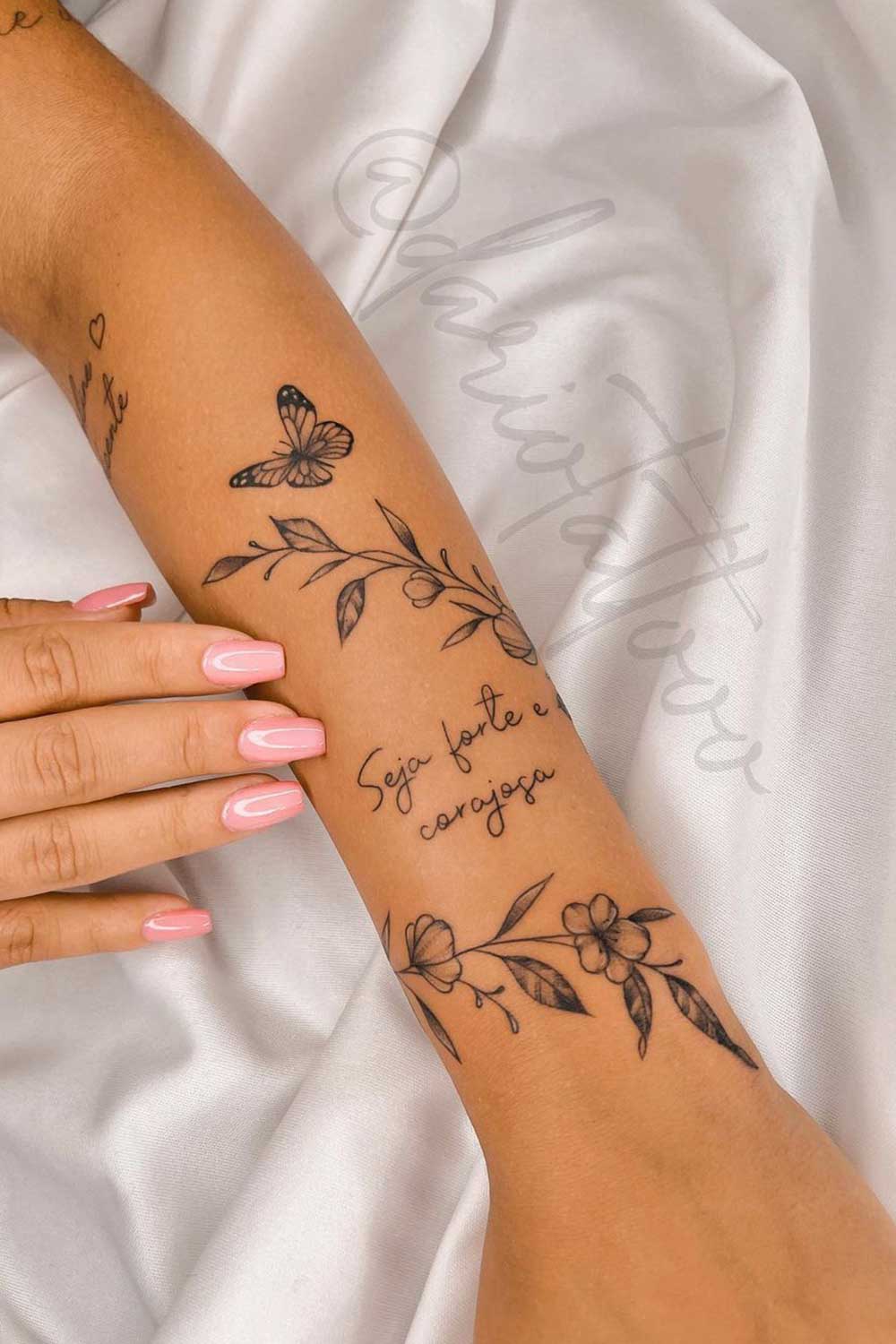 tatuagem-no-pulso-escrito-seja-forte-e-corajosa 