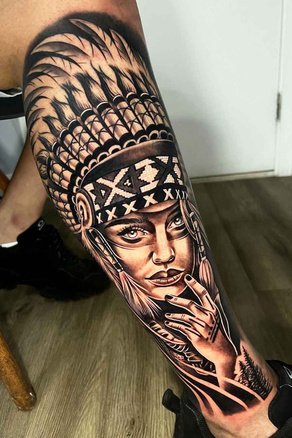 tatuagem-de-india-na-perna 