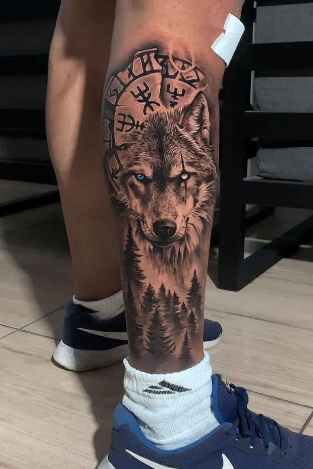 tatuagem-masculina-de-lobo-na-perna-2024 