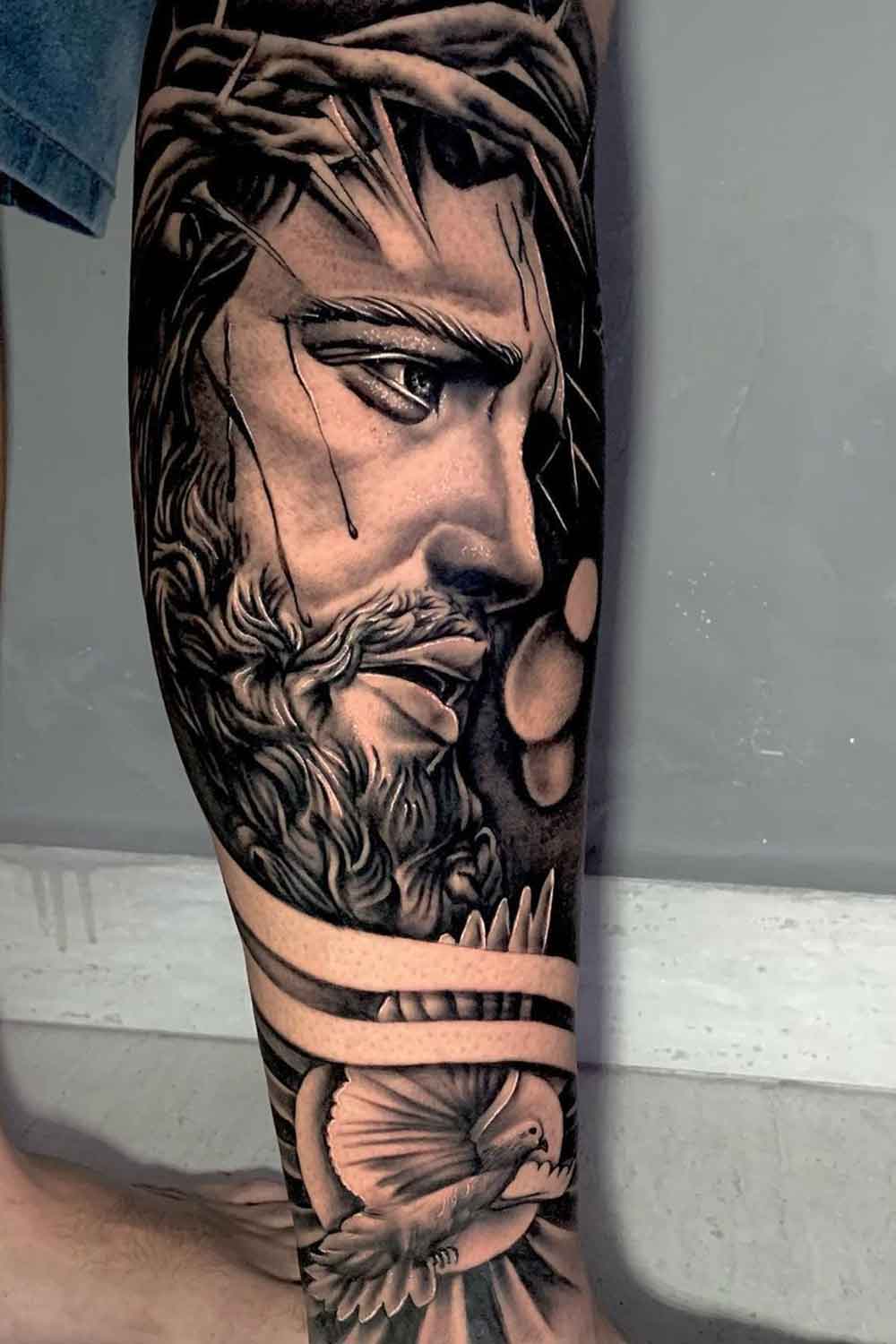 tatuagem-masculina-na-perna-de-jesus 