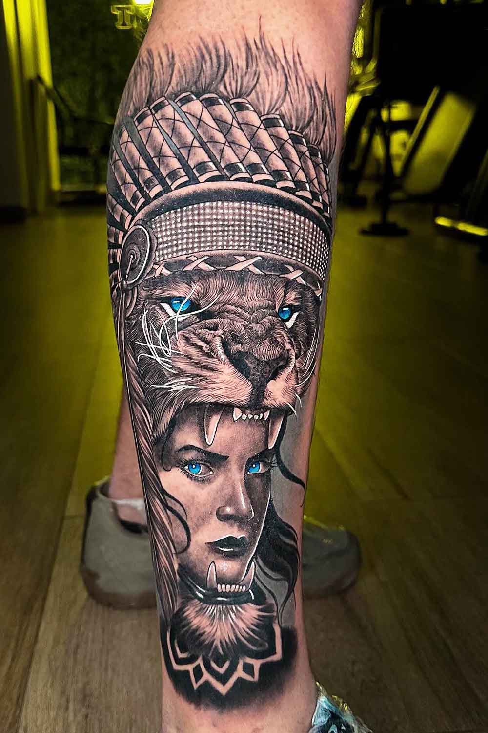 tatuagem-realista-de-tigre-e-mulher-do-olho-azul-na-perna 