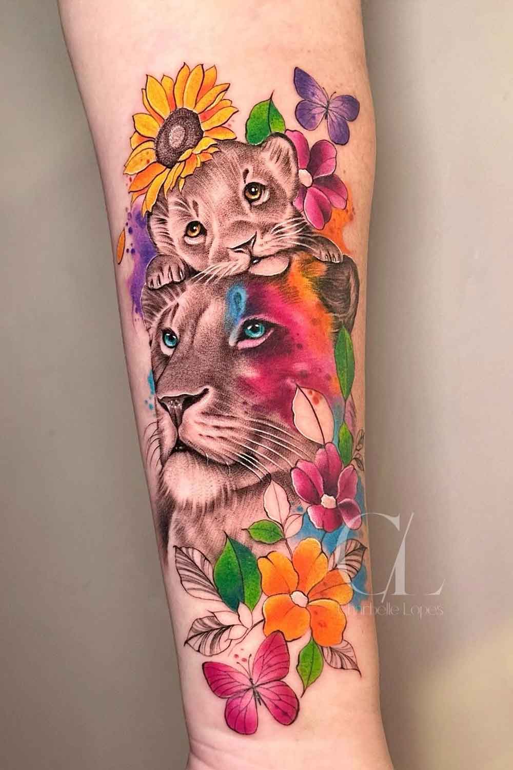 tatuagem-de-leoa-com-filhote-em-aquarela 