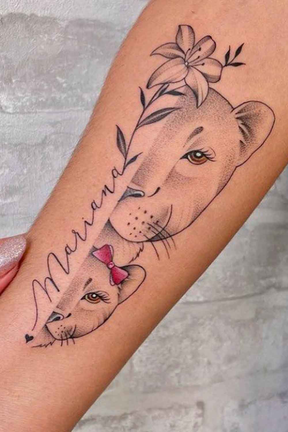 tatuagem-de-leoa-com-filhote-em-homenagem-a-filha 
