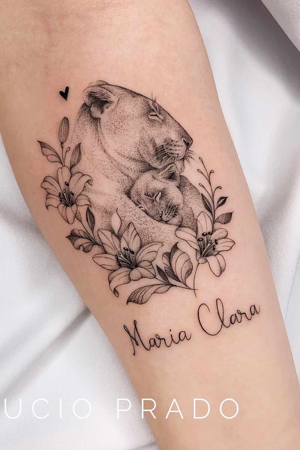 tatuagem-de-leoa-com-filhote-escrito-maria-clara 