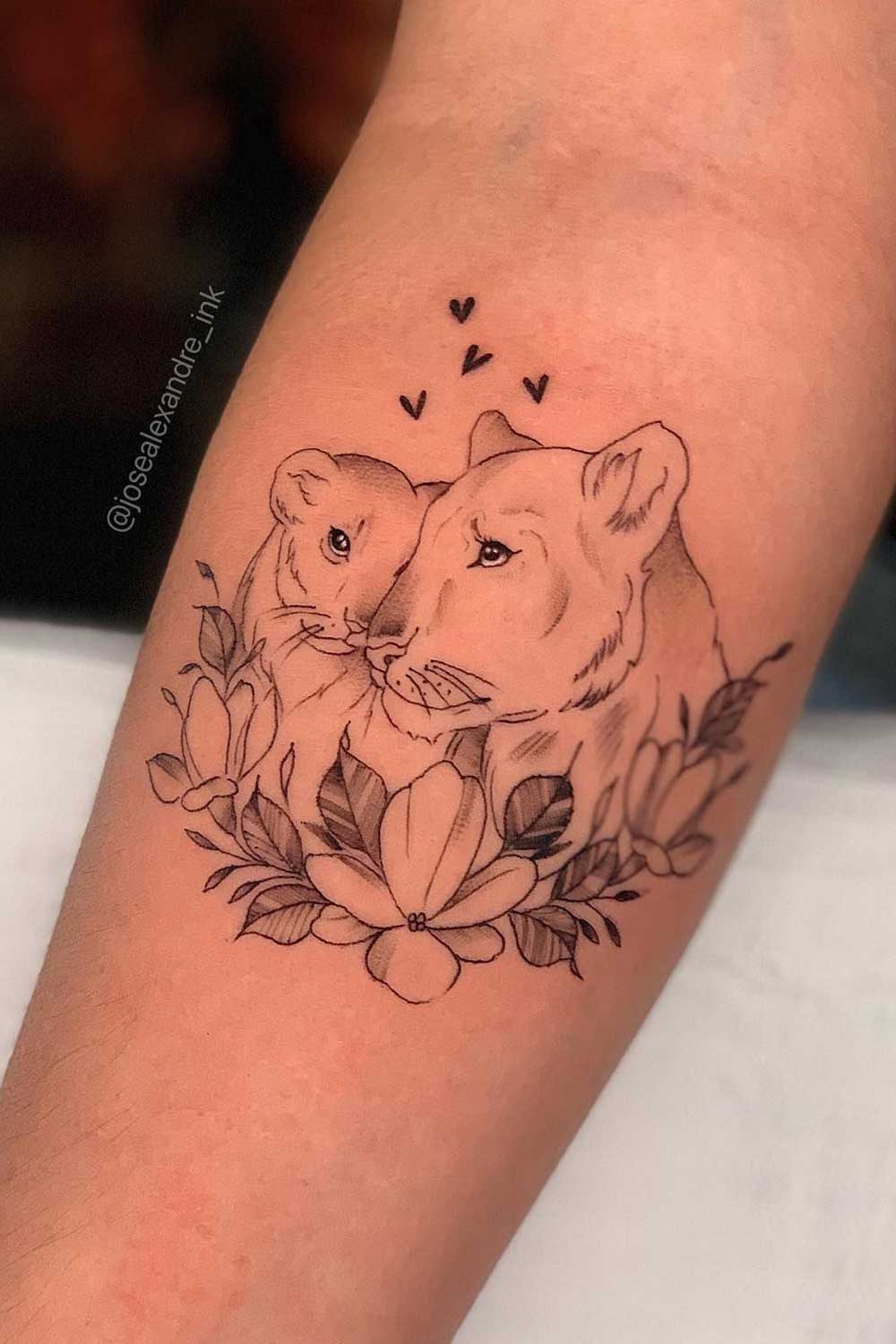 tatuagem-de-leoa-com-filhotes-com-flores-e-coracoes 
