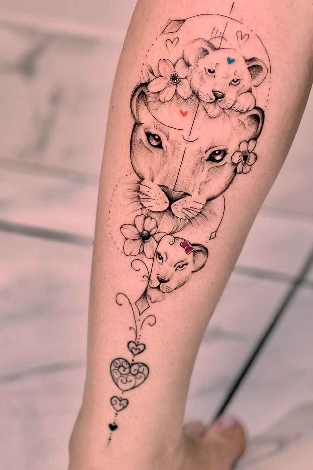 tatuagem-de-leoa-com-filhotes-na-panturrilha 