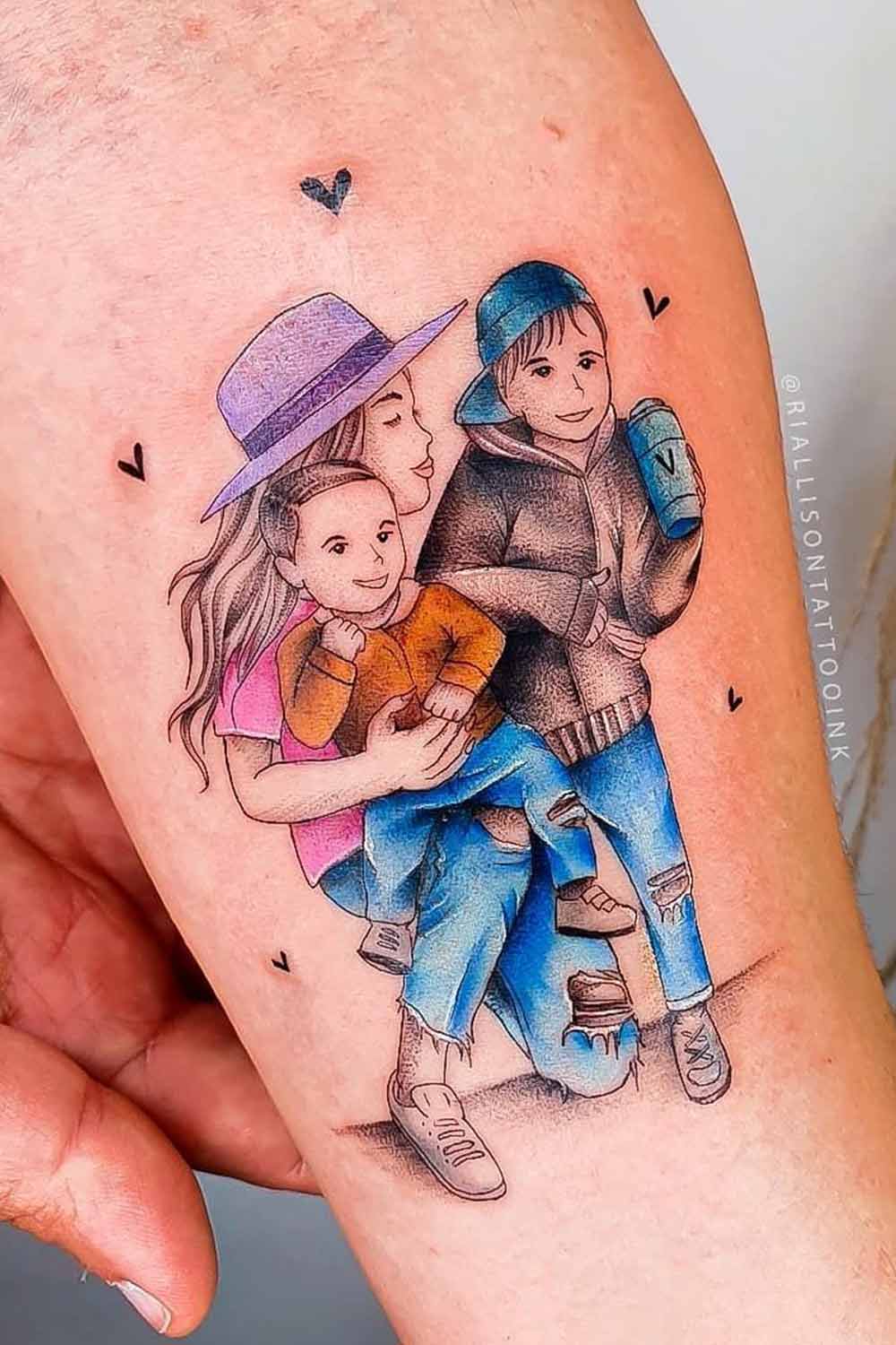 tatuagem-de-mae-abracando-os-filhos 