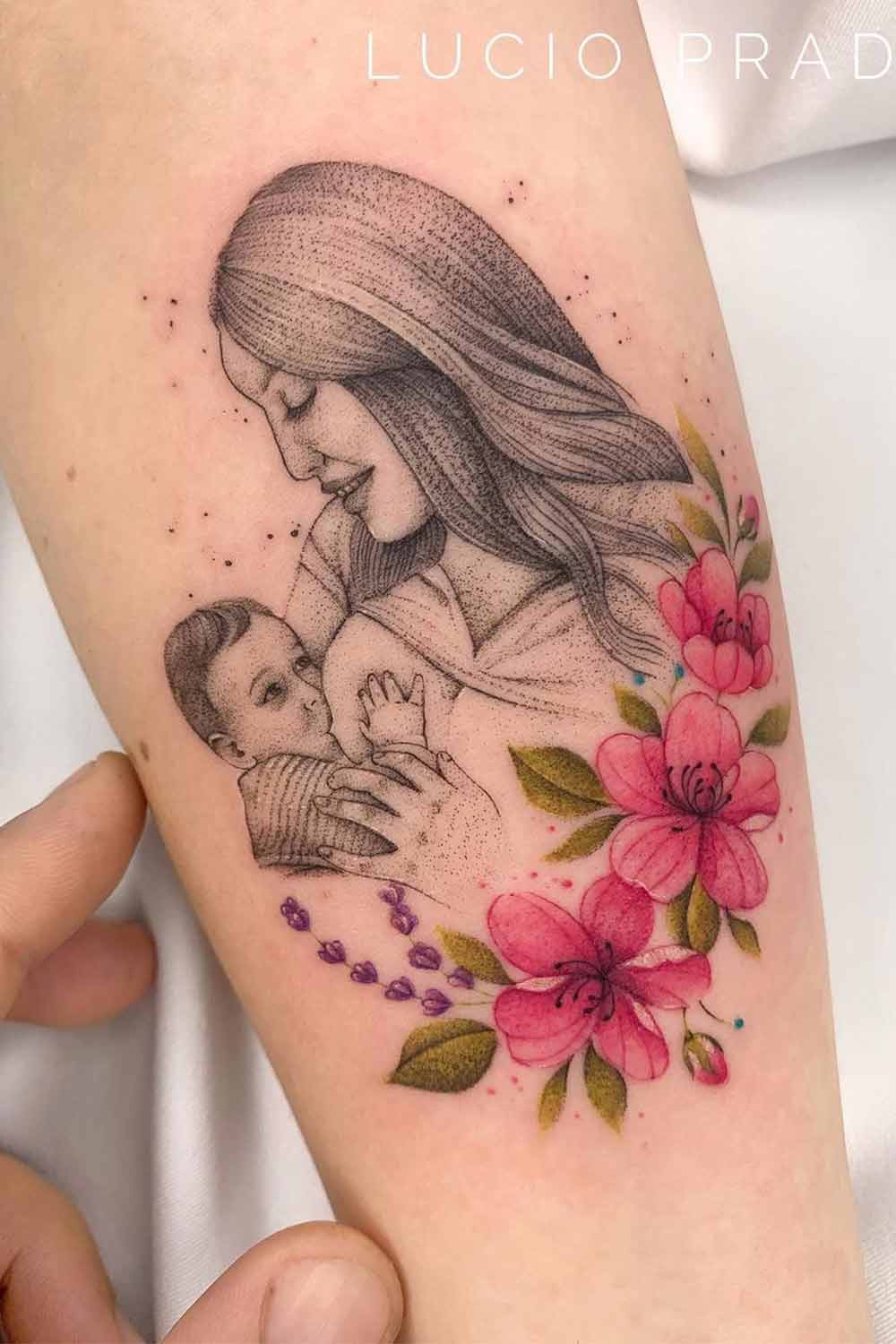 tatuagem-de-mae-amamentando-com-flores 