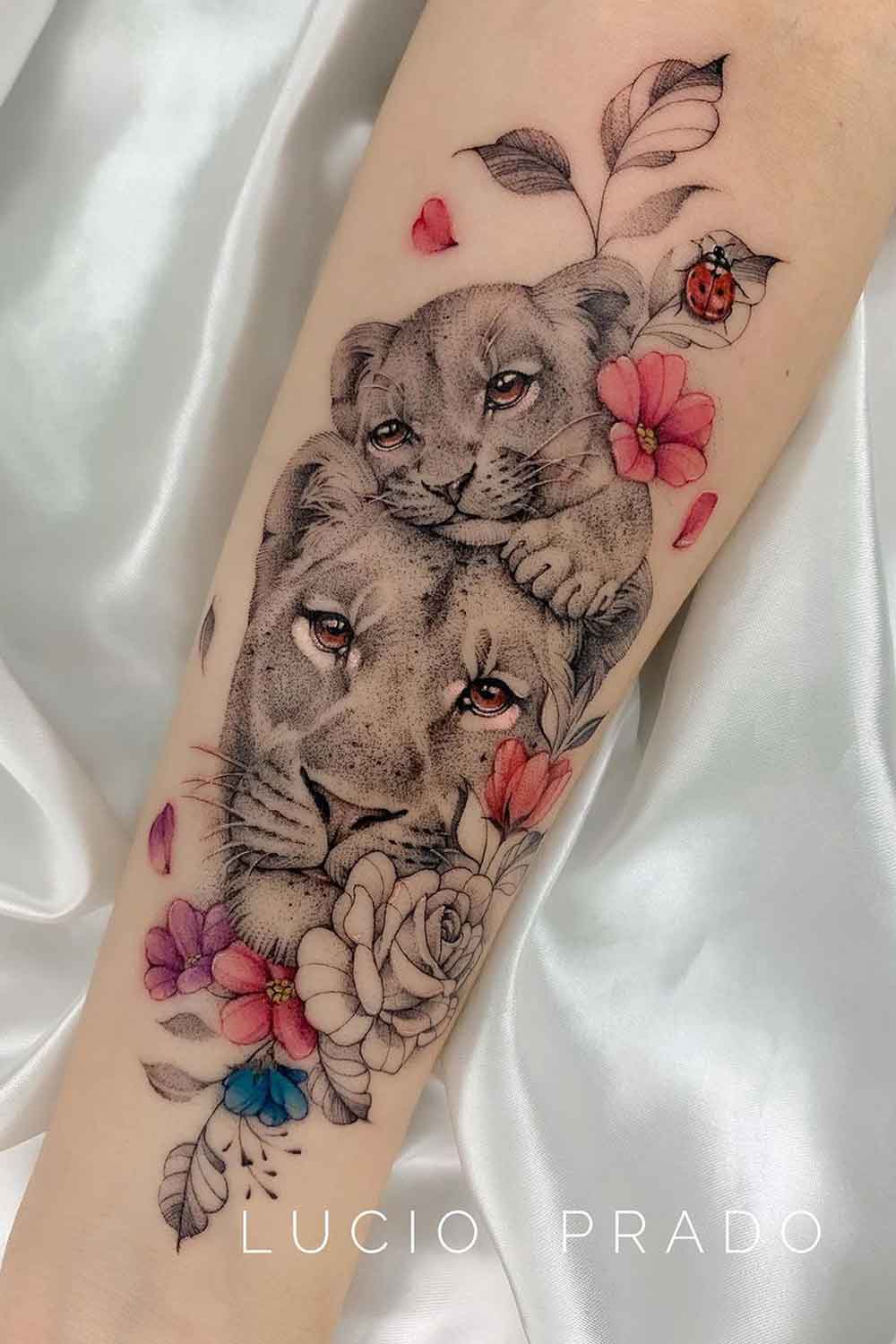 tatuagem-de-mae-e-filho-leoa-com-filhote-e-flores 