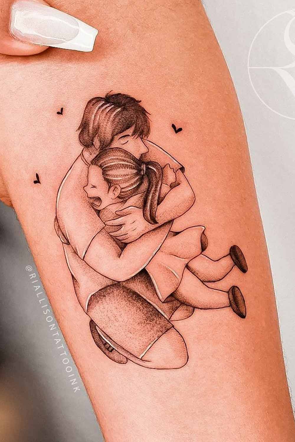 tatuagem-de-pai-abracando-a-filha 