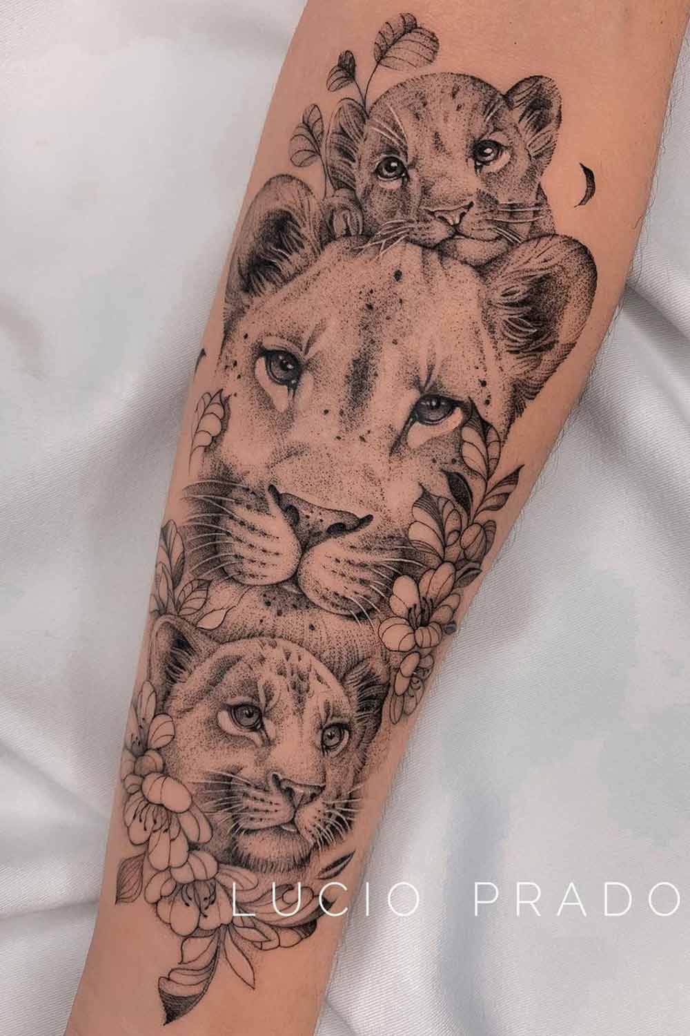 tatuagem-delicada-de-leoa-com-dois-filhotes 