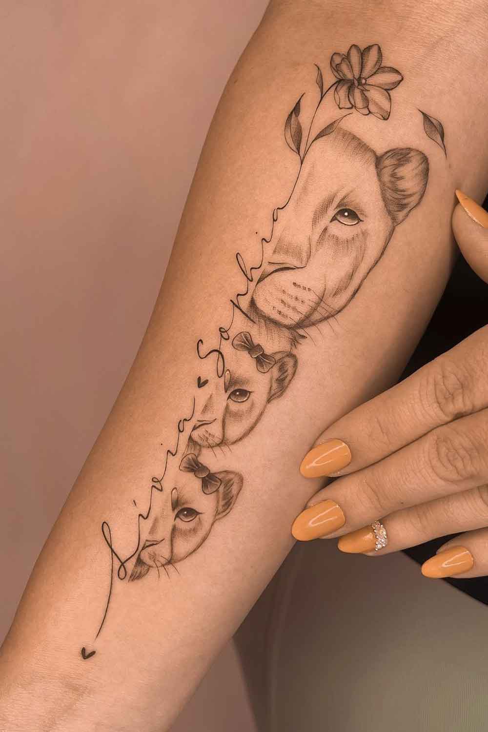 tatuagem-delicada-de-leoa-com-filhotes-2024-toptatuagens 