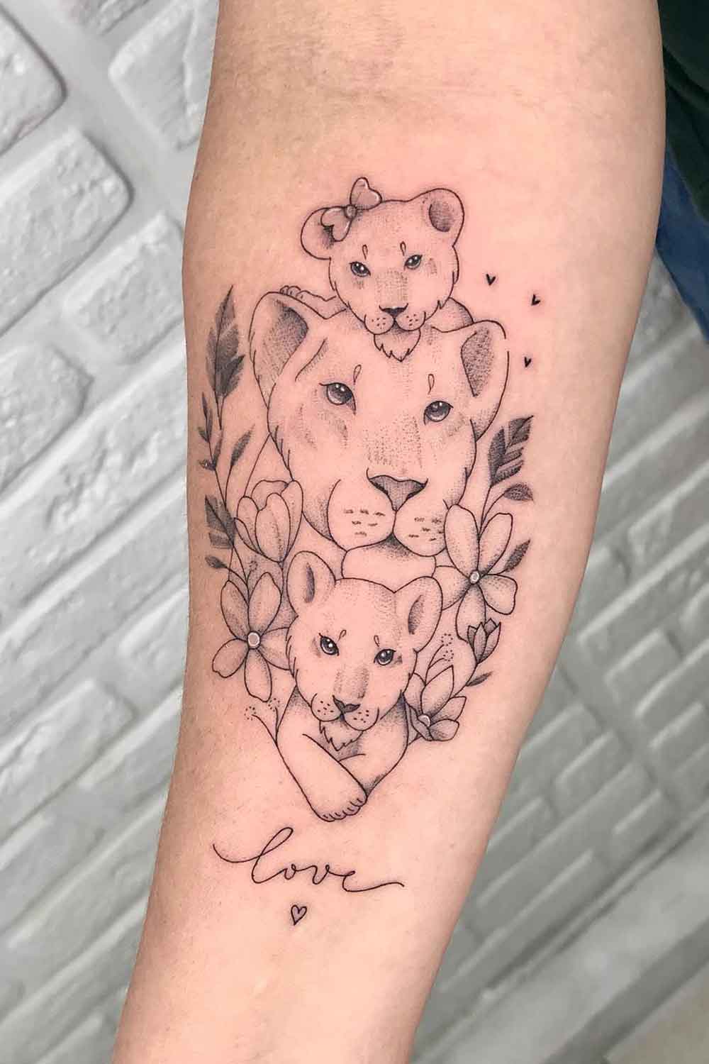 tatuagem-delicada-de-leoa-com-filhotes 
