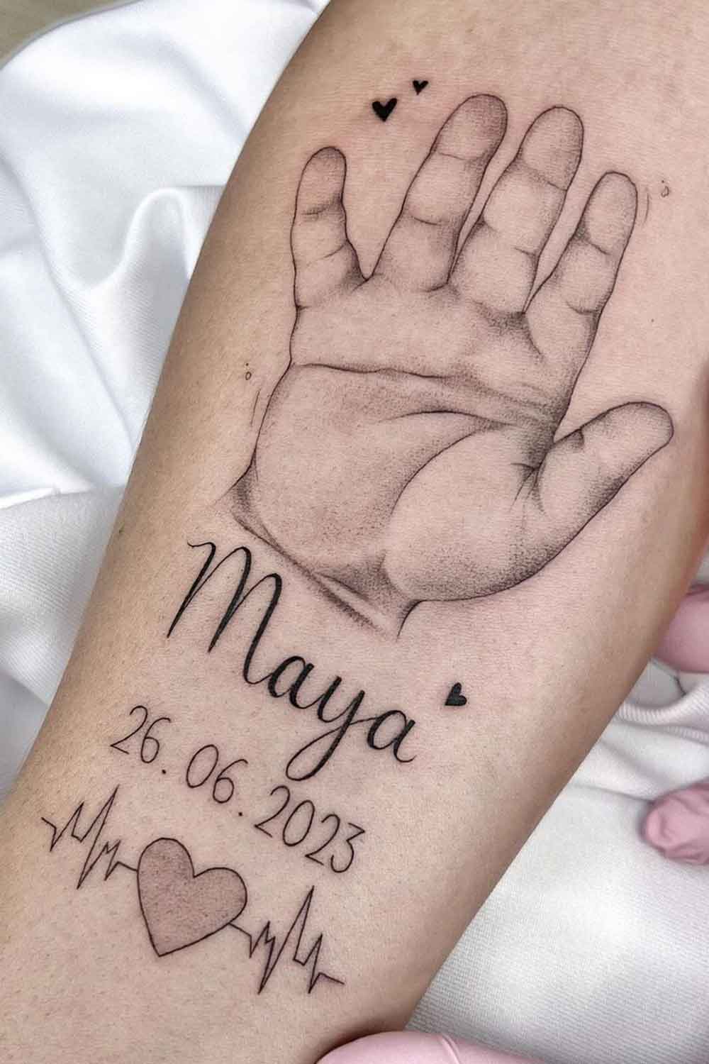 tatuagem-em-homenagem-a-filha-data-nome-batimento-cardiaco-e-mao 