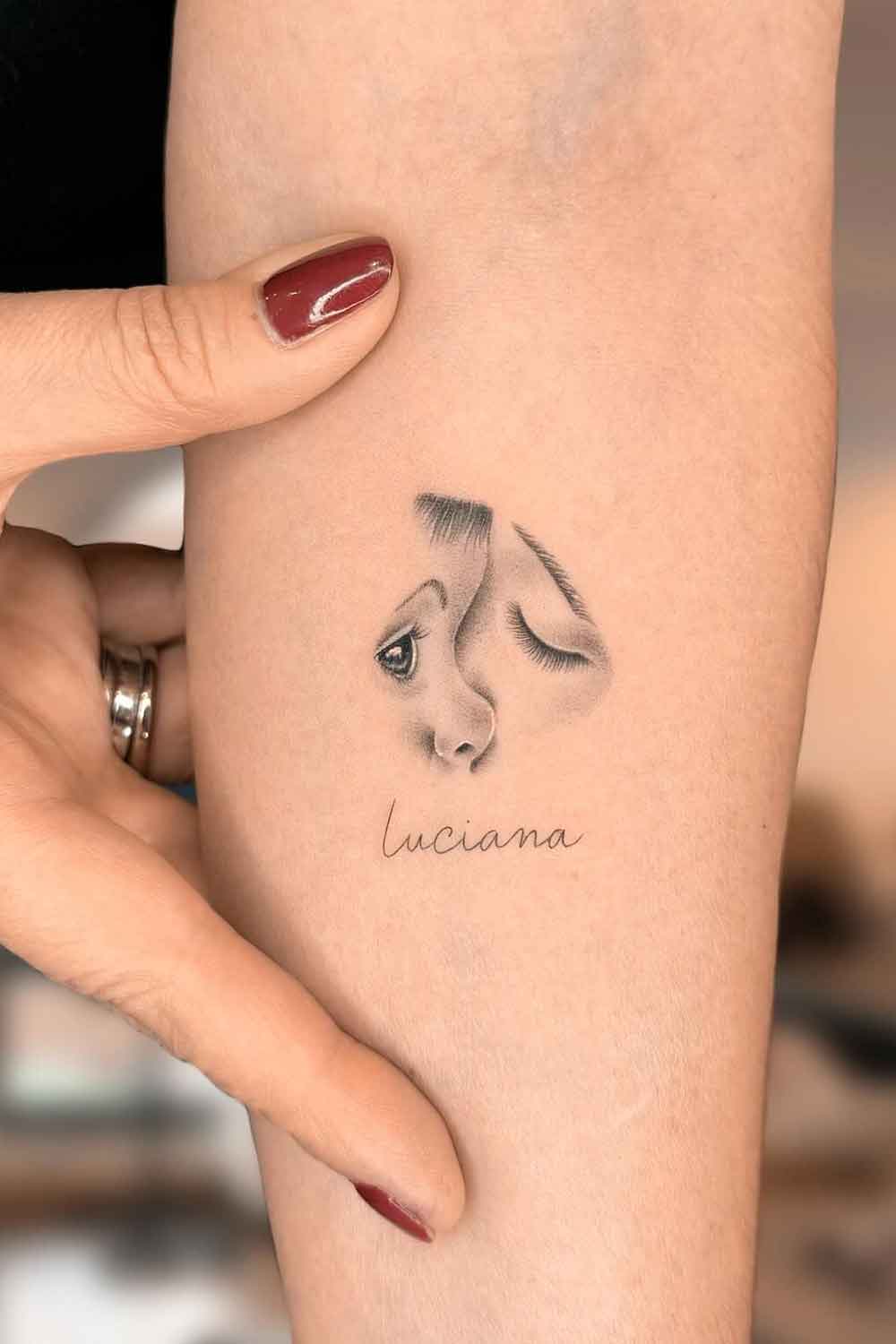 tatuagem-pequena-em-homenagem-a-filha 