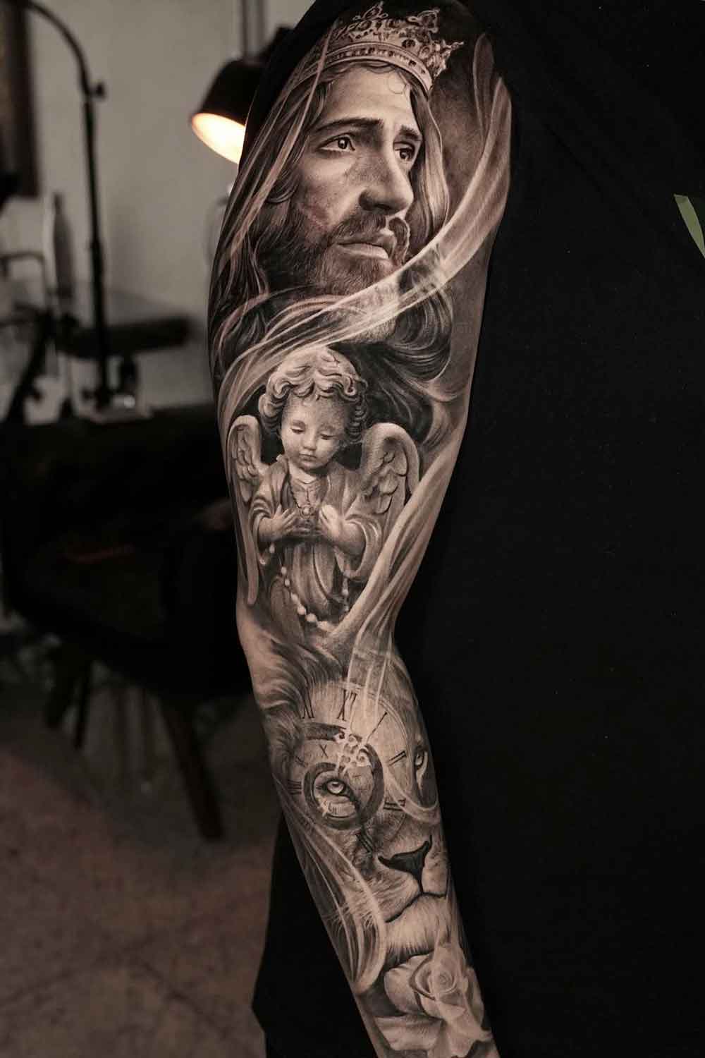 tatuagem-masculina-braco-fechado-jesus-anjo-e-leao 