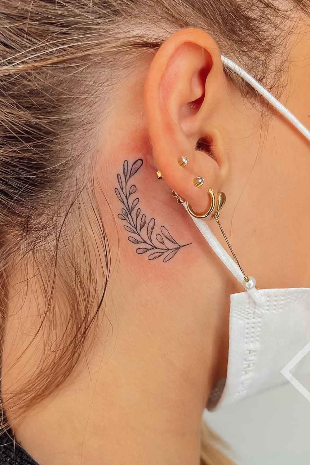 tatuagem-de-planta-atras-da-orelha 