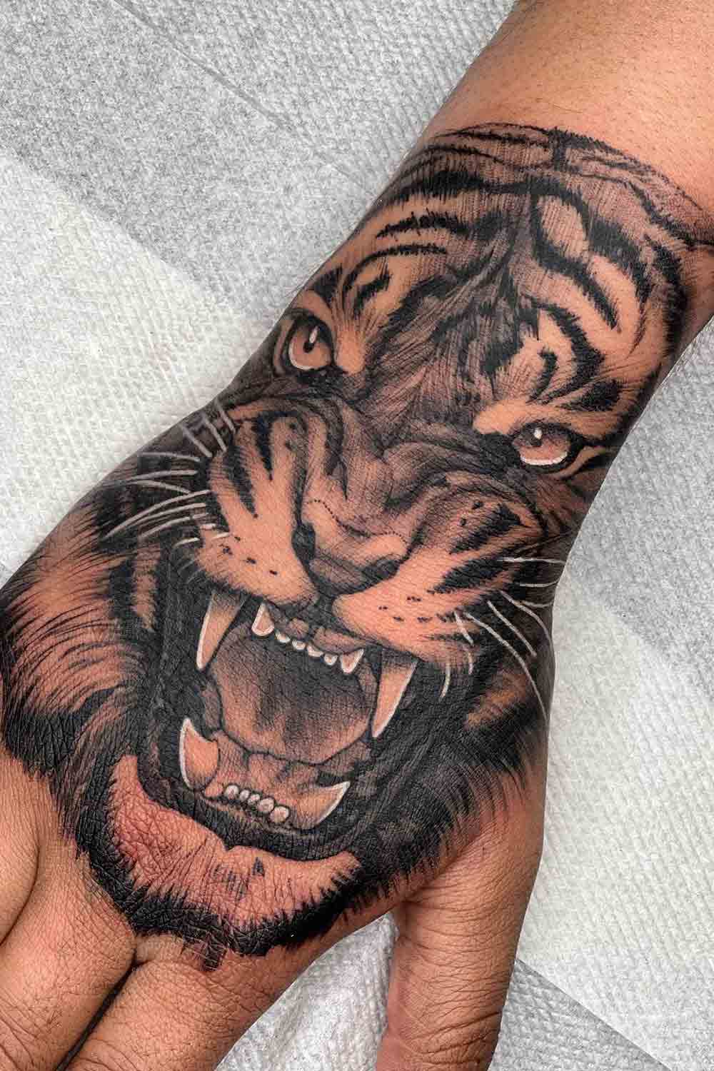 tatuagem-de-tigre-na-mao 