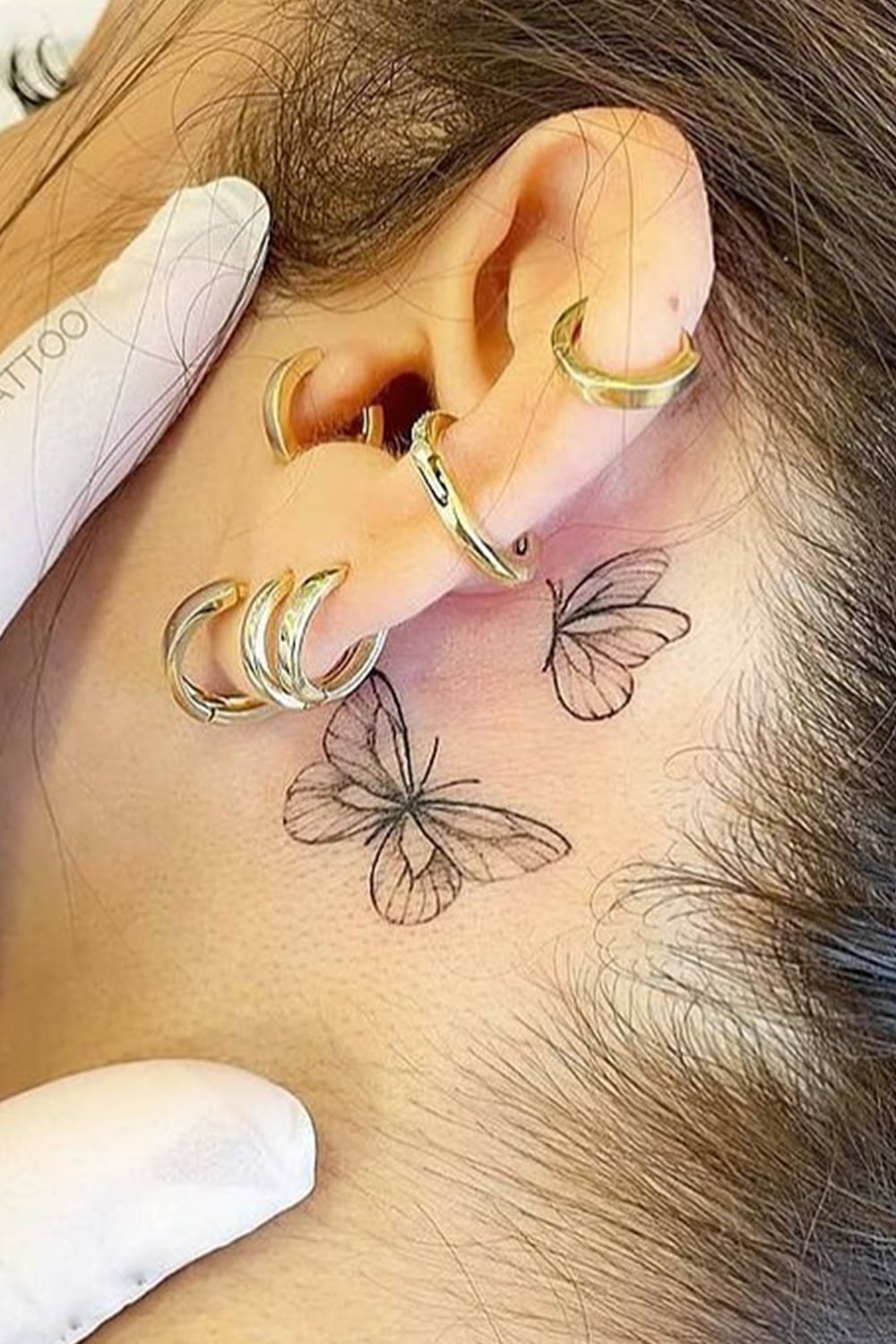 tatuagem-na-orelha-de-borboletas 