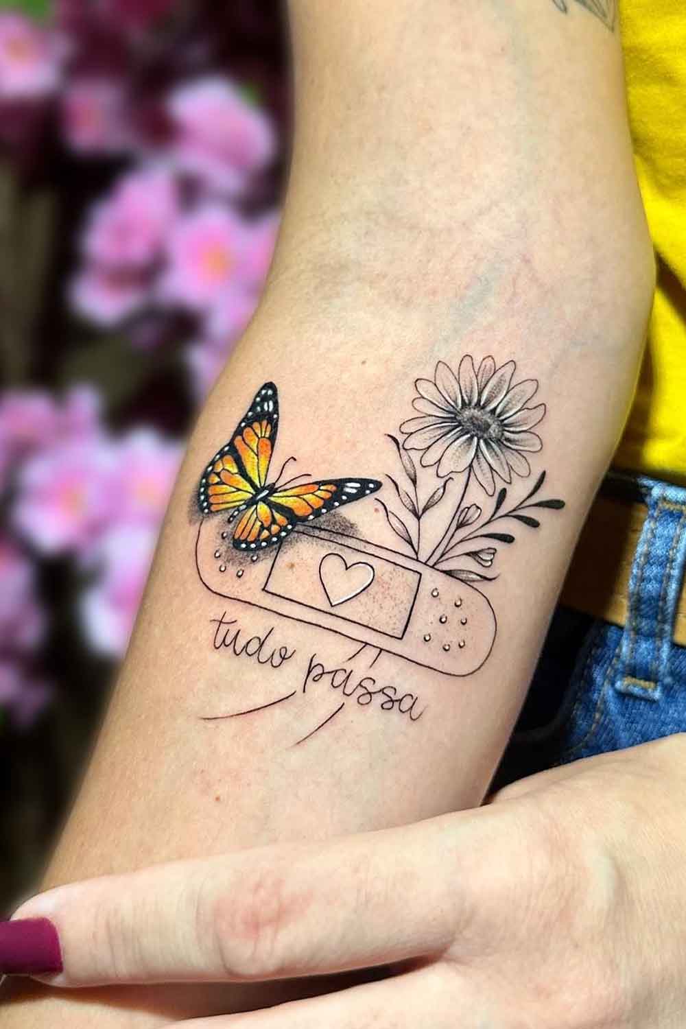 tatuagem-de-band-aid-com-borboleta-e-girassol-escrito-tudo-passa 