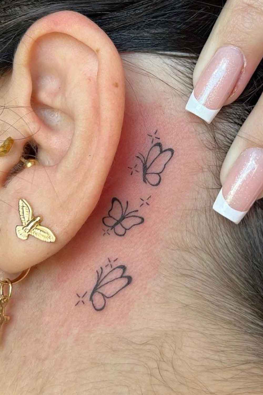 tatuagem-de-borboleta-atras-da-orelha 