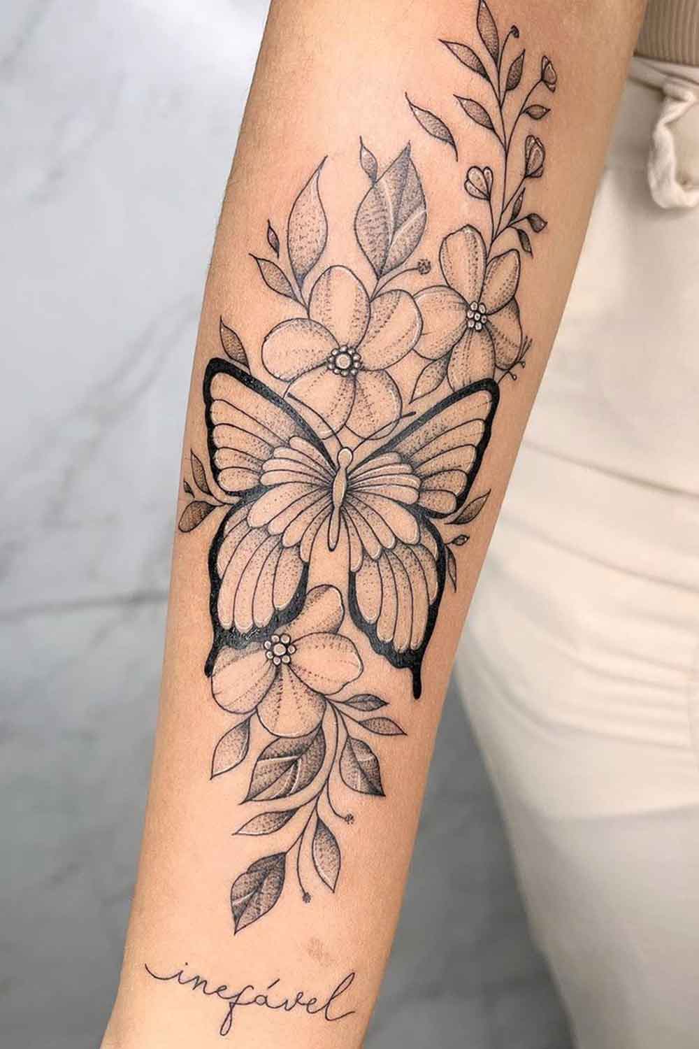 tatuagem-de-borboleta-com-floral 