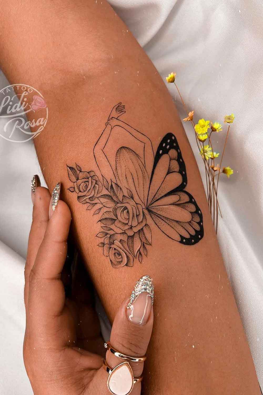 tatuagem-de-borboleta-com-flores-1 