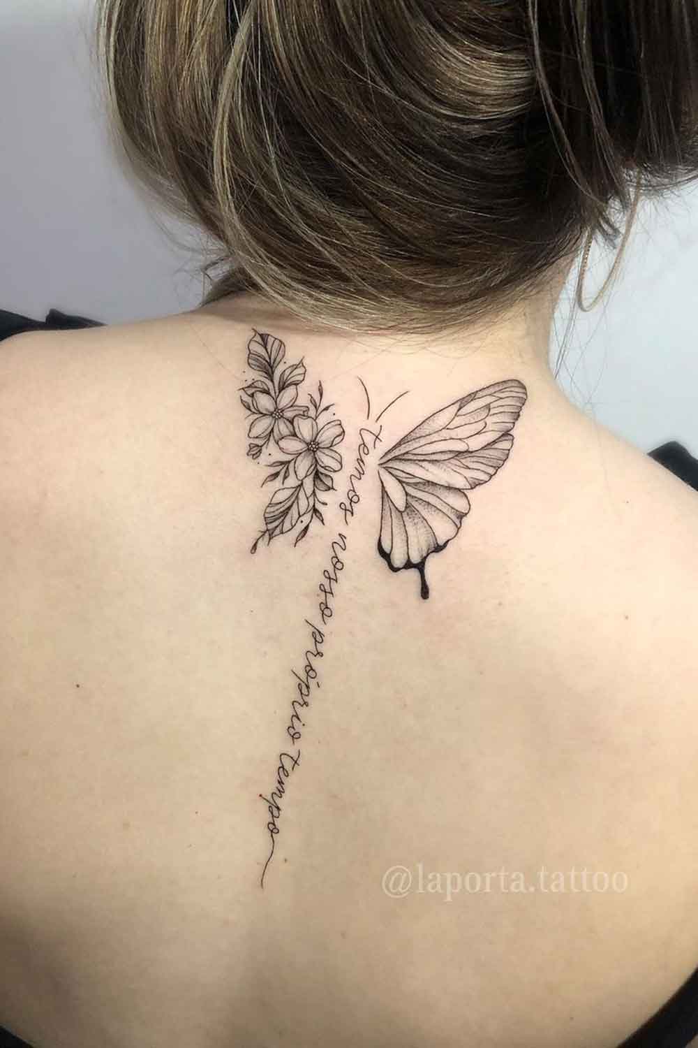 tatuagem-de-borboleta-com-flores-e-frase 