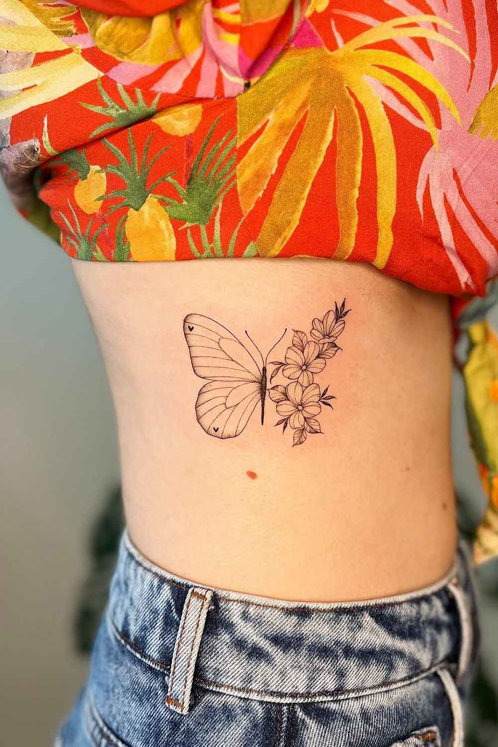 tatuagem-de-borboleta-delicada-na-costela 