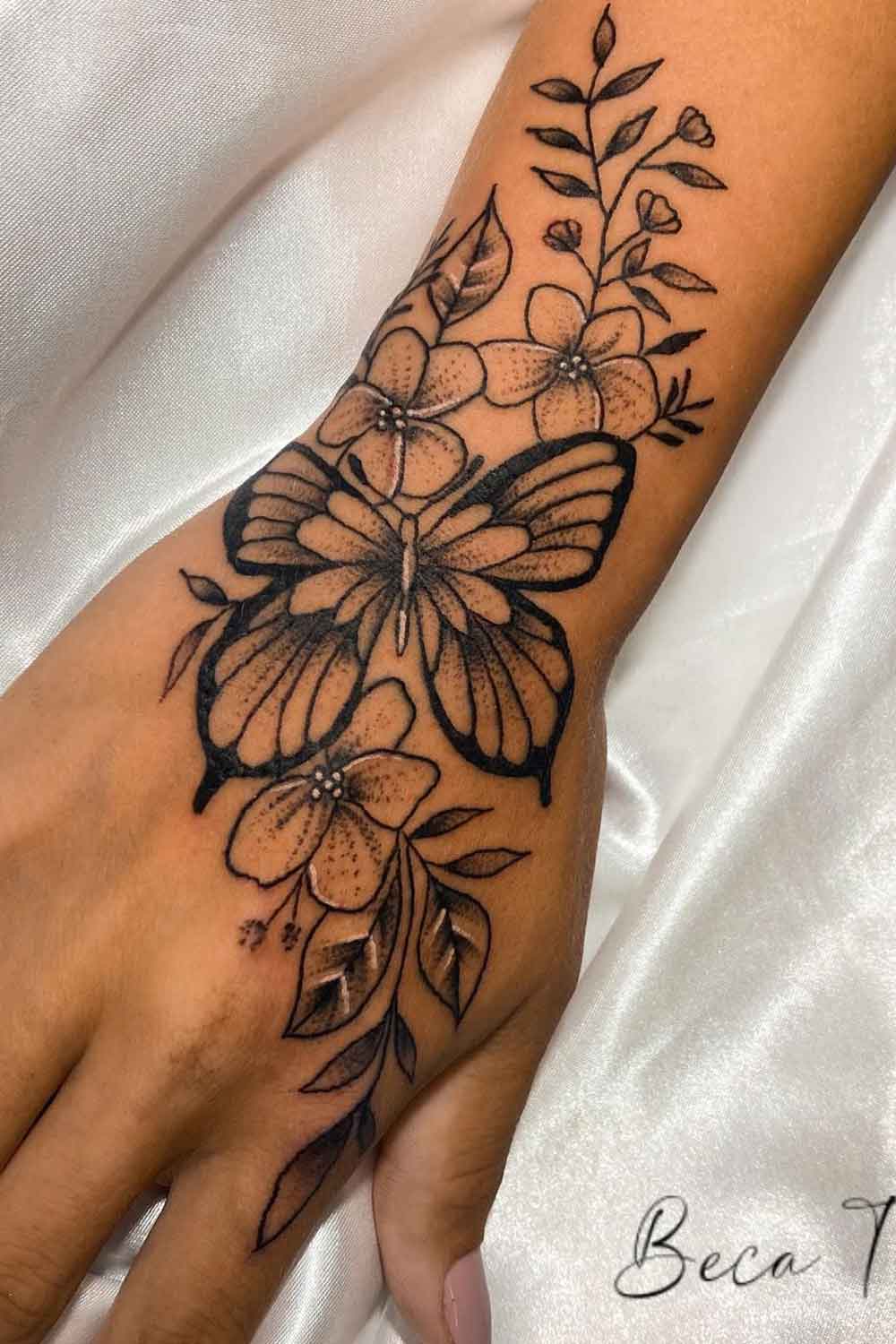 tatuagem de borboleta na mão feminina