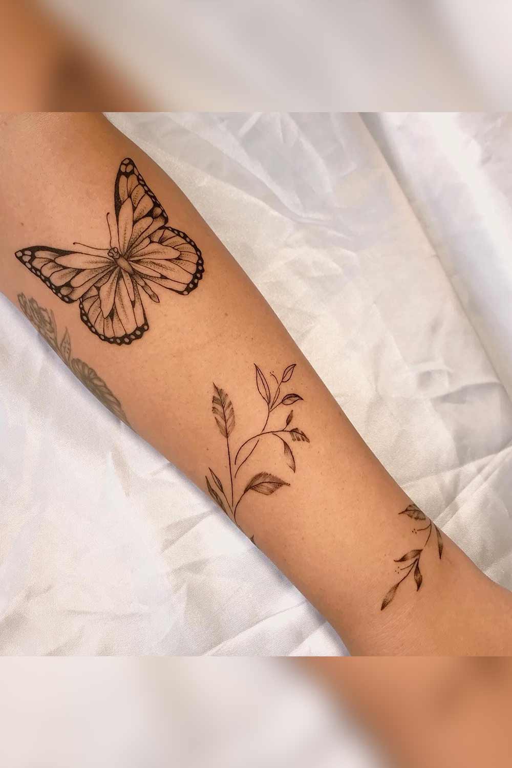 tatuagem-de-borboleta-e-planta-no-antebraco 