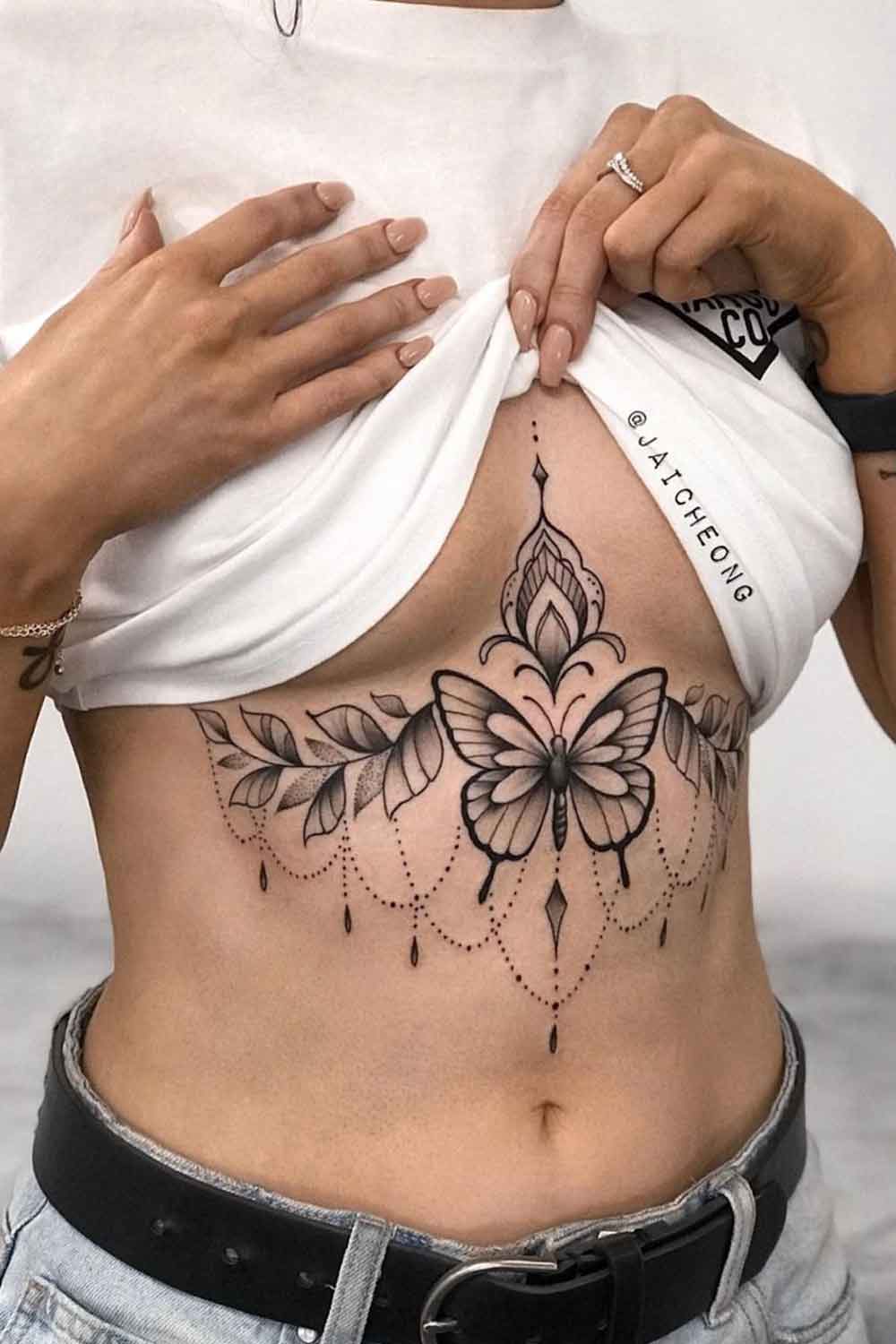 tatuagem-de-borboleta-entre-os-seios 