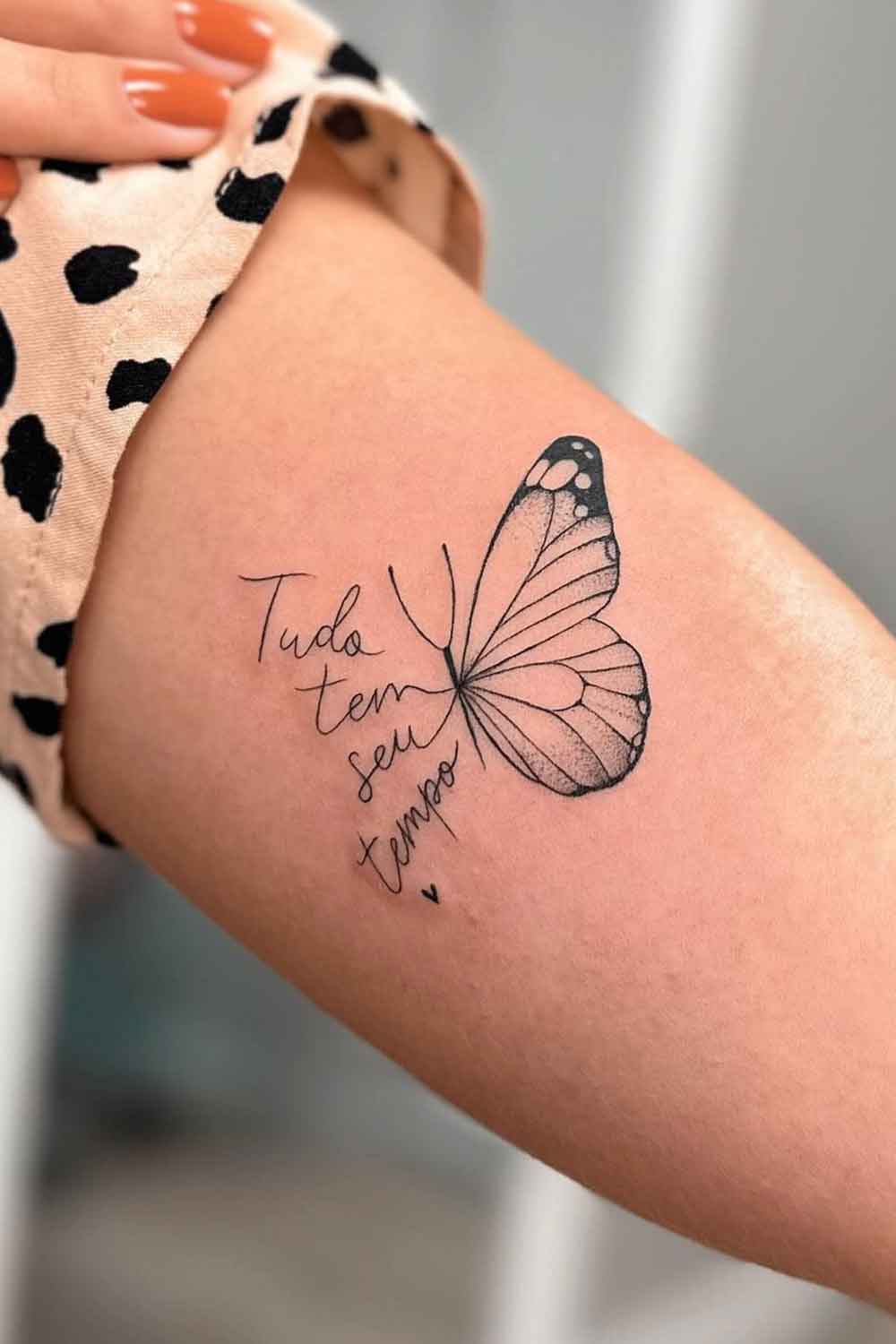 tatuagem-de-borboleta-escrito-tudo-tem-seu-tempo-1 