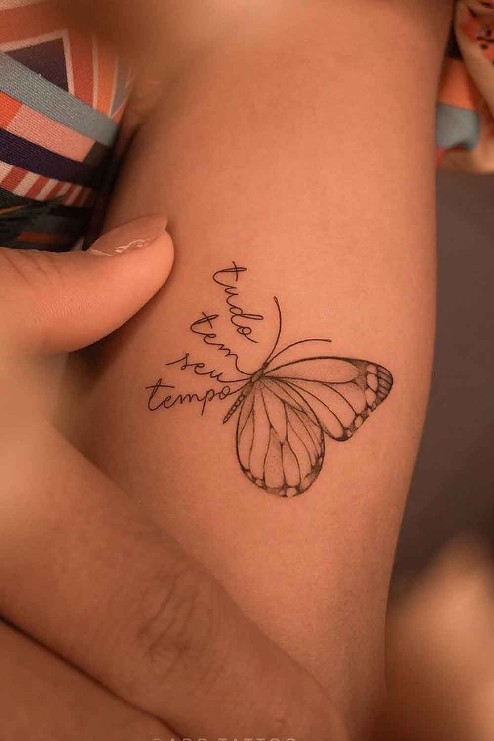 tatuagem-de-borboleta-escrito-tudo-tem-seu-tempo 