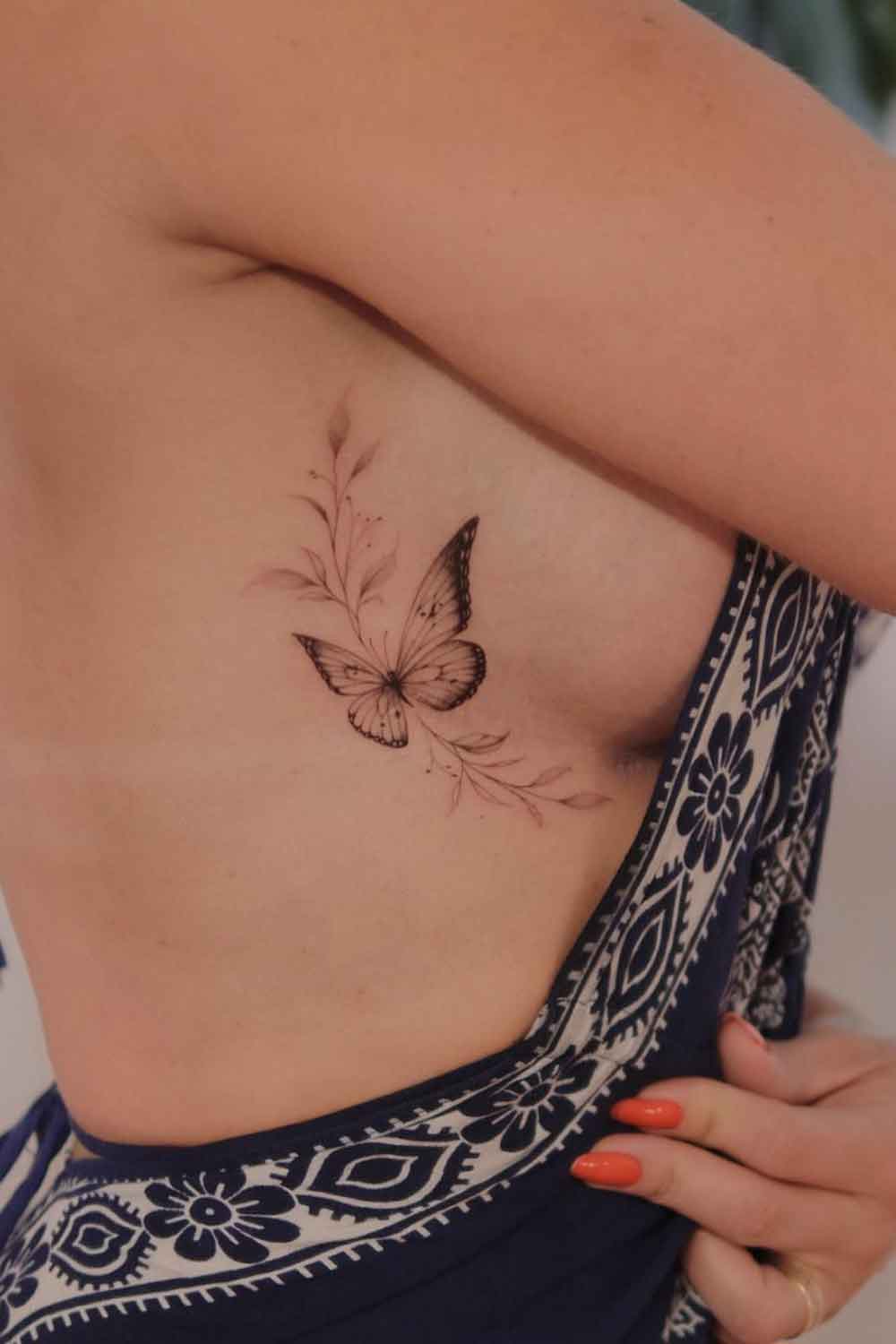 tatuagem-de-borboleta-perto-do-seio 
