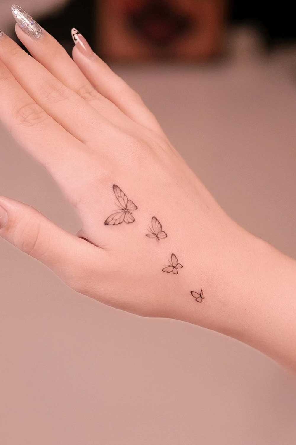 tatuagem-de-borboletas-na-mao 
