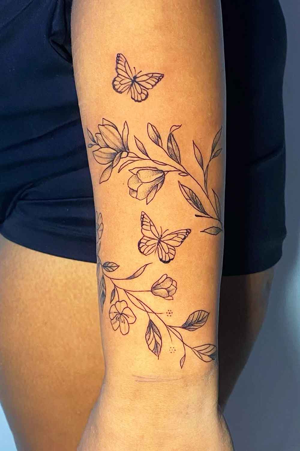 tatuagem-de-bracelete-de-flores-plantas-e-borboletas 