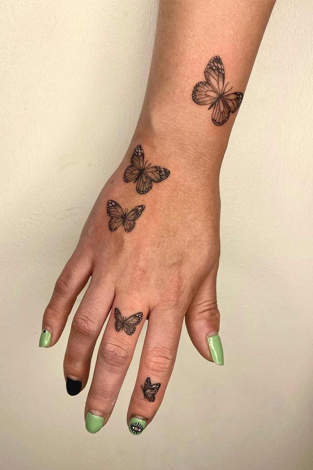 tatuagem-de-mini-borboletas-na-mao 