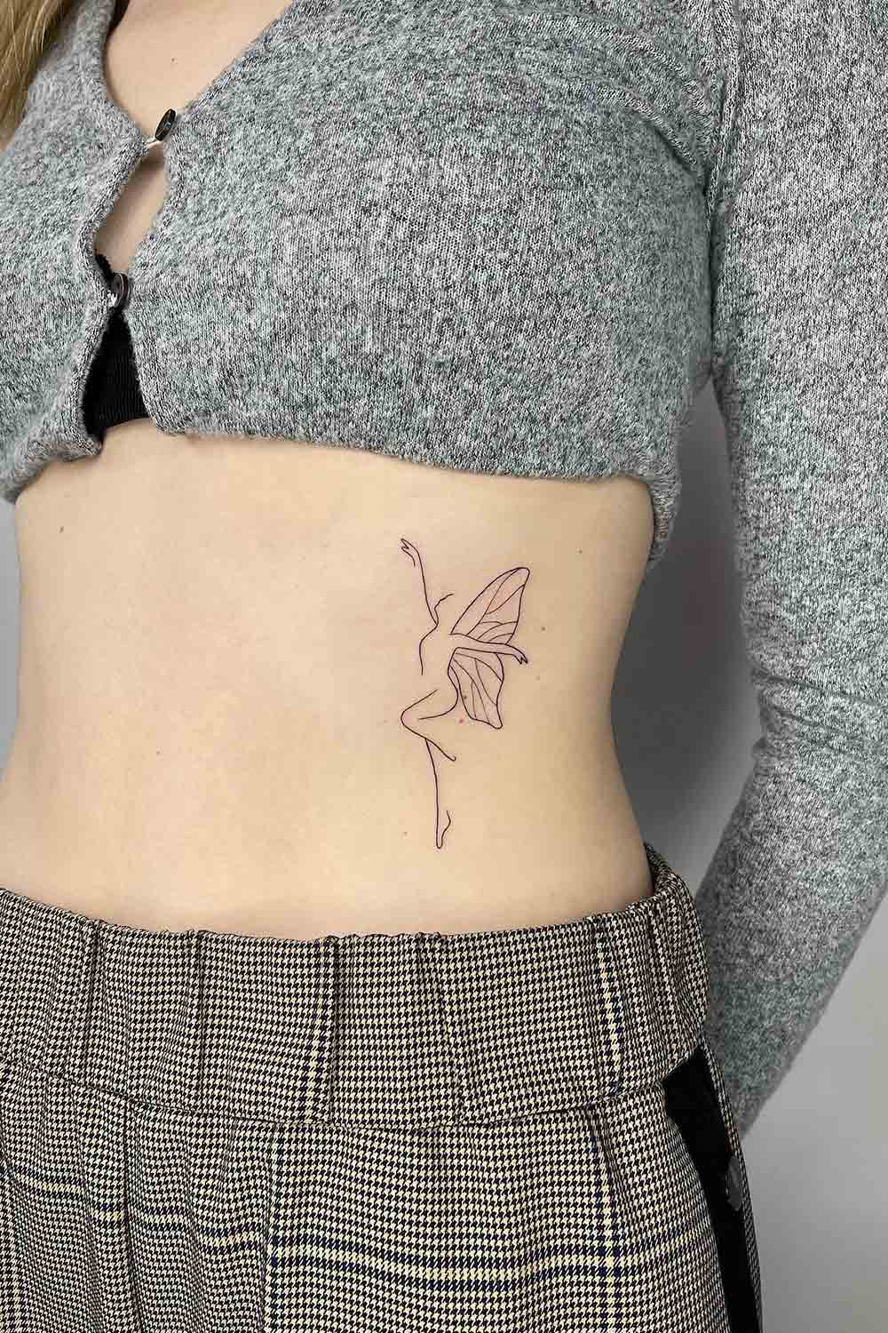 tatuagem-de-mulher-com-asas-de-borboleta-na-barriga 