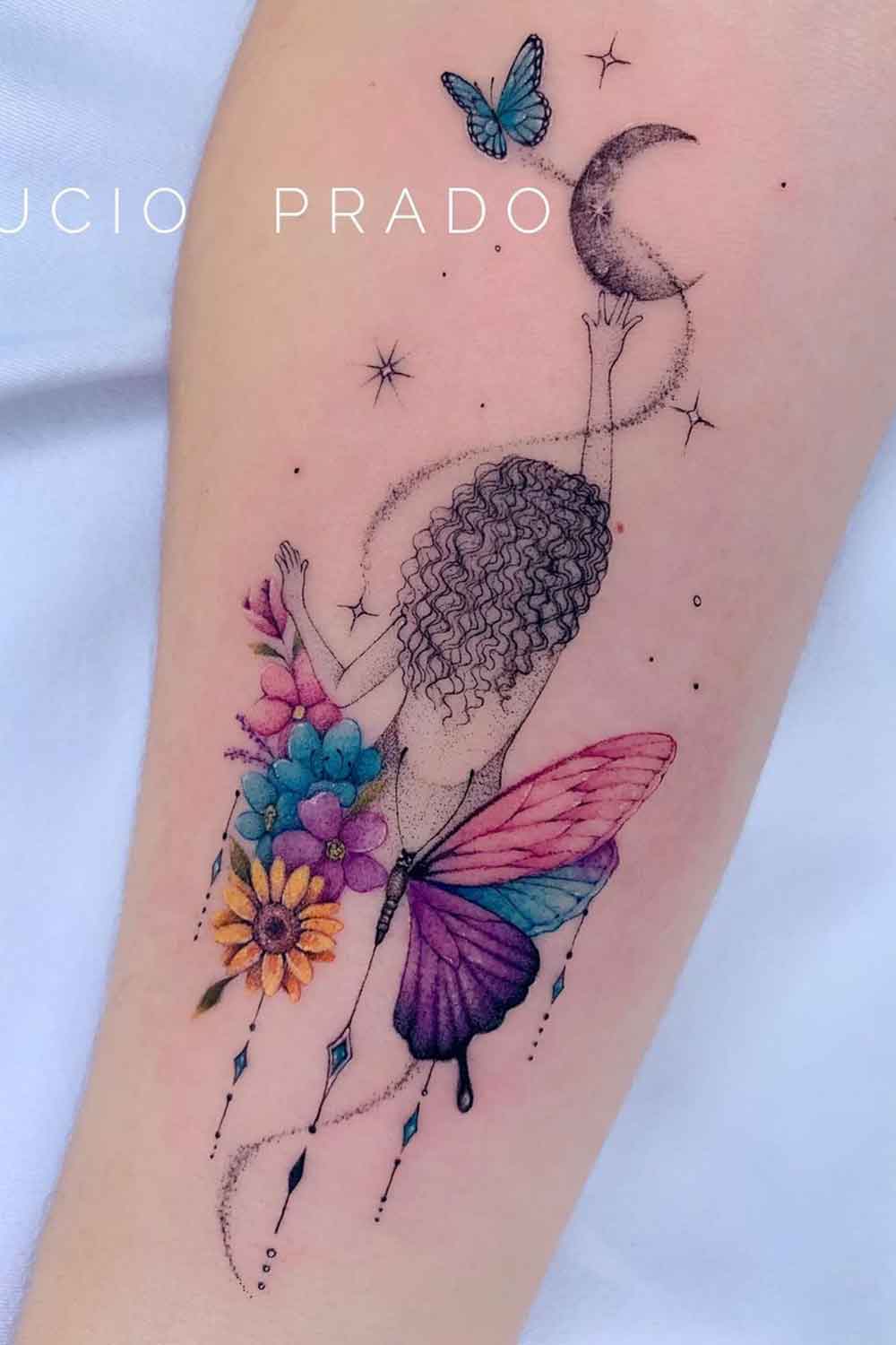 tatuagem-de-mulher-com-cabelo-cacheado-e-borboleta 