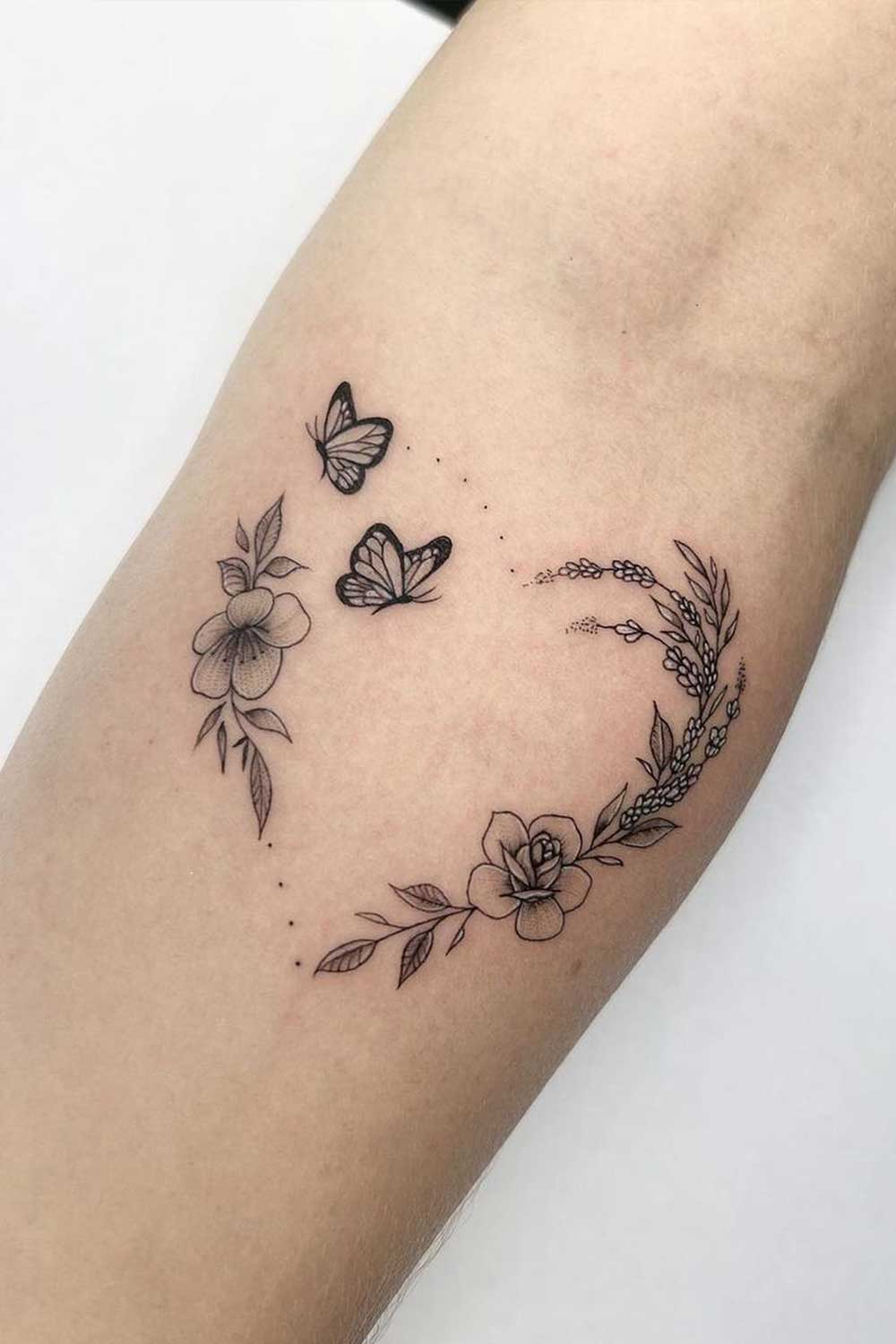 tatuagem-de-ramos-de-flores-em-formato-de-coracao-com-duas-borboletas 