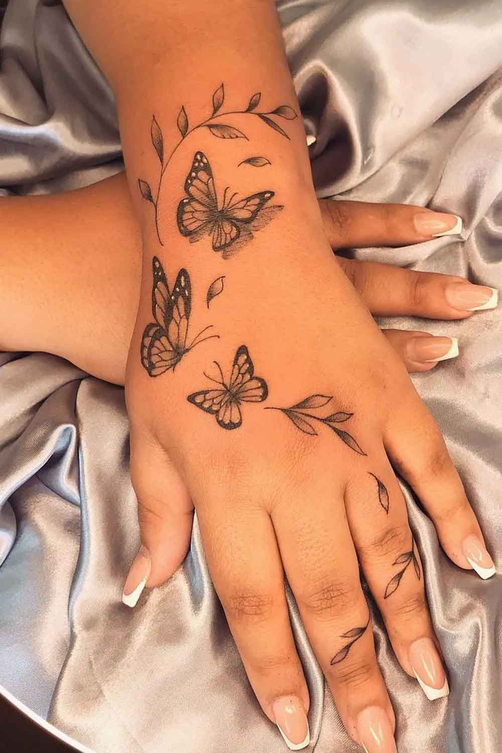 tatuagem-feminina-de-borboleta-na-mao 