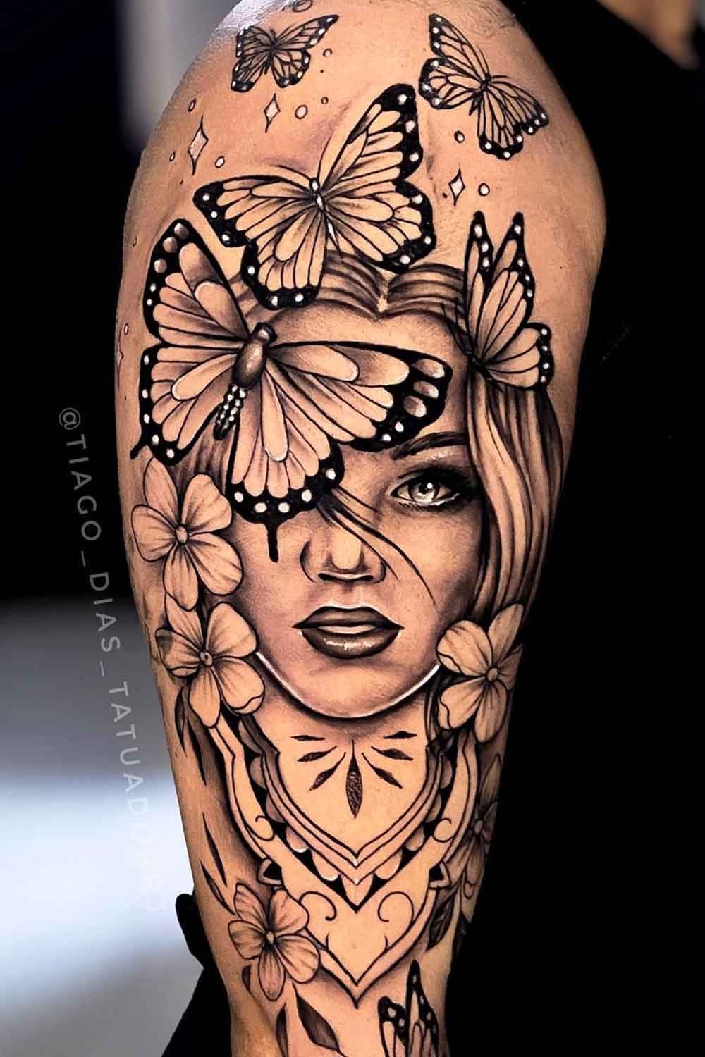tatuagem-feminina-de-mulher-com-borboletas 