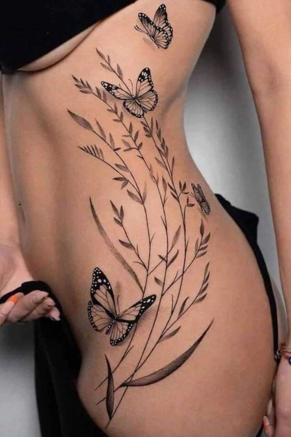tatuagem-feminina-de-plantas-com-borboletas-na-costela 