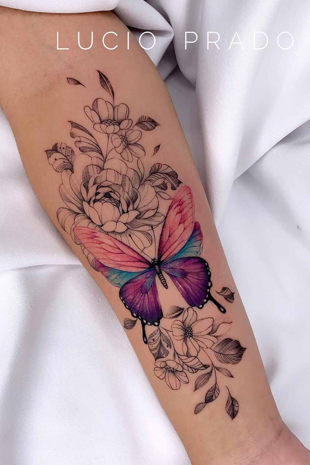 tatuagem-floral-com-borboleta-colorida 