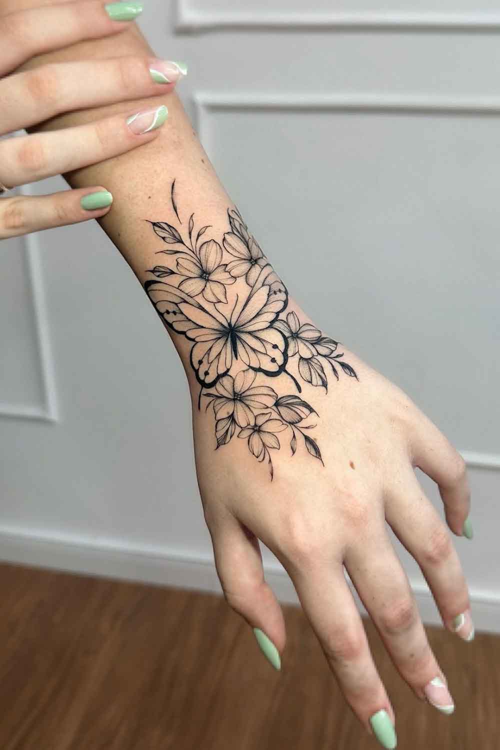 tatuagem-no-pulso-de-borboleta-com-flores 