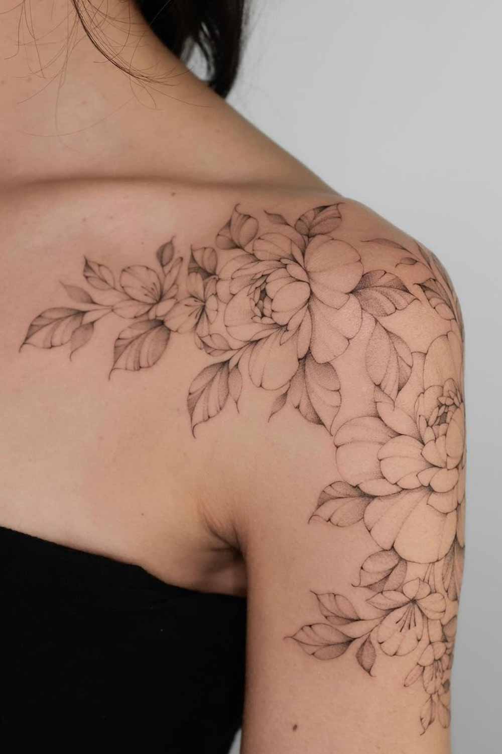 4-Tatuagem-floral-no-ombro-@asya.tattoo 
