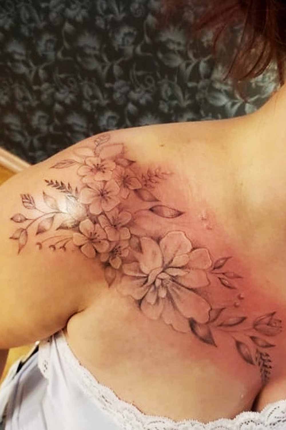 5-Tatuagem-floral-no-ombro-@maustattoo 