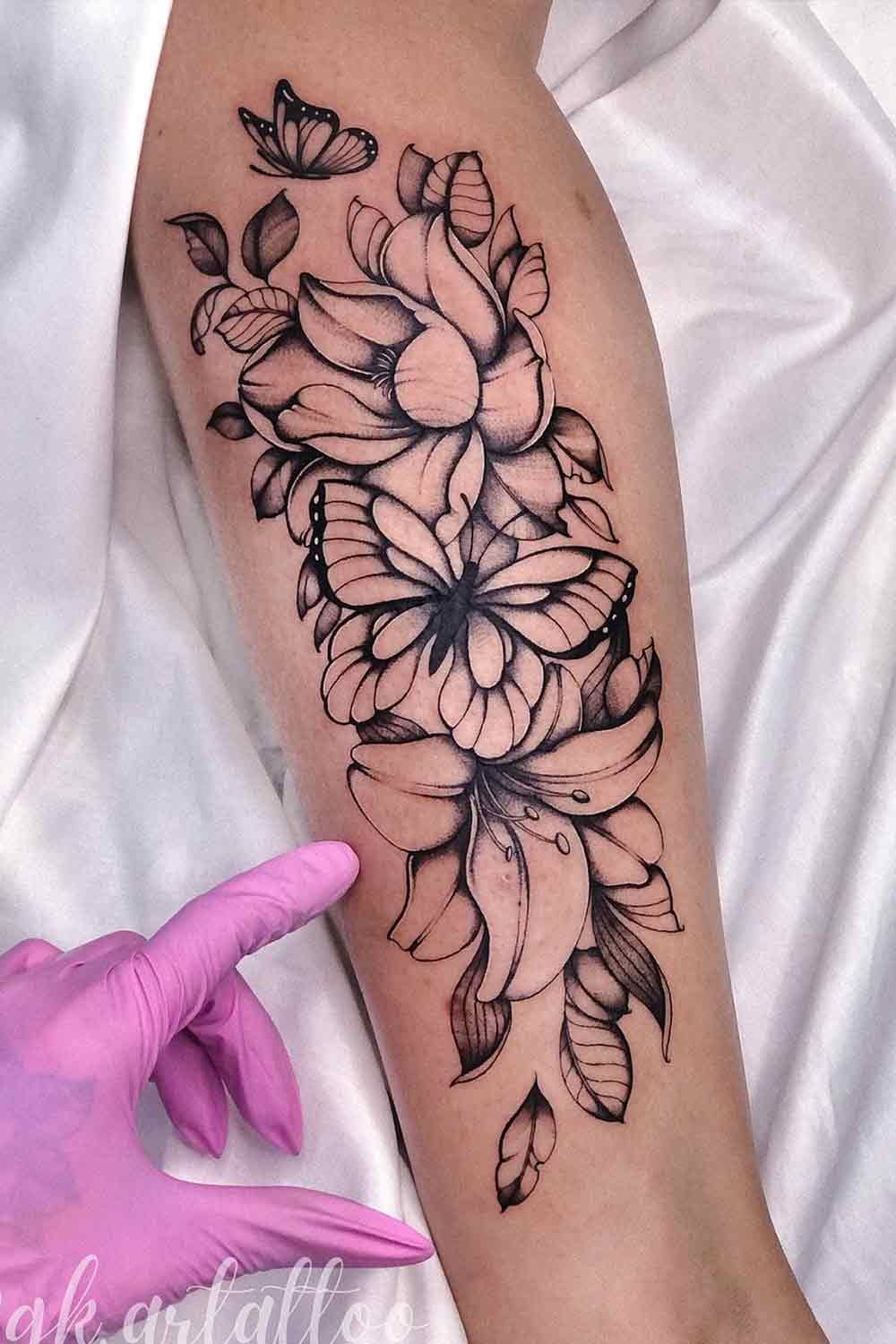tatuagem-de-borboletas-em-flores 