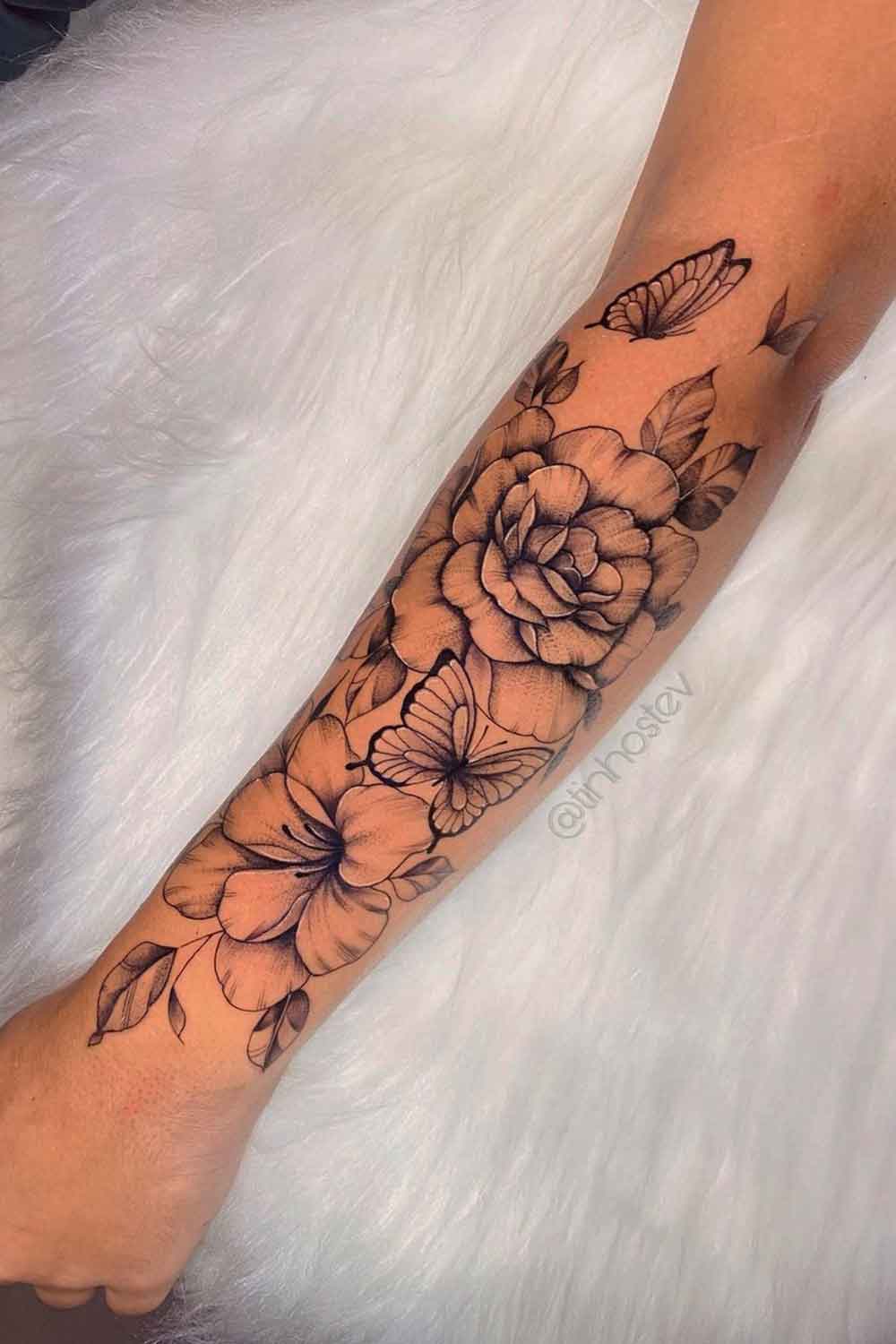 tatuagem-feminina-floral-com-borboleta-no-antebraco 